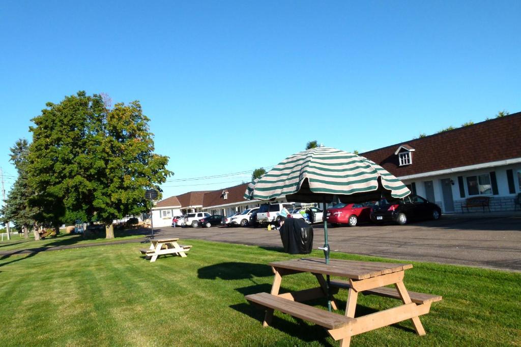 Country Squire Motel Arnprior Extérieur photo